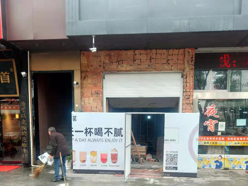 門店裝修翻新：店鋪裝修步驟首先要做的就是設計，要保證可以設計得合理規范，要讓設計有很好的感覺，必須要積極努力的達到目標，可行性與功能性，都是重要的基礎。做好店鋪裝修的目標非常的明確，重點就在于可以追求細節盡求完美，實現裝修的目的。店鋪裝修步驟掌握到流程，先設計，再注重基礎施工，最后在細節的裝修過程中，表現得很有目的性，這樣的裝修目標實現，最后一步很重要的，也是實現裝修服務的關鍵與重點