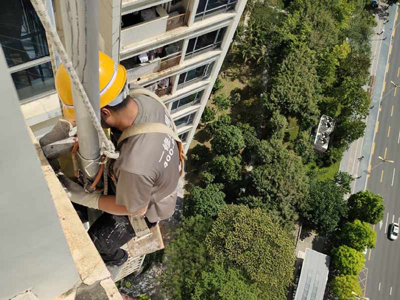 武漢防水工人常用的陽臺補漏施工技巧，頂樓漏水怎樣做